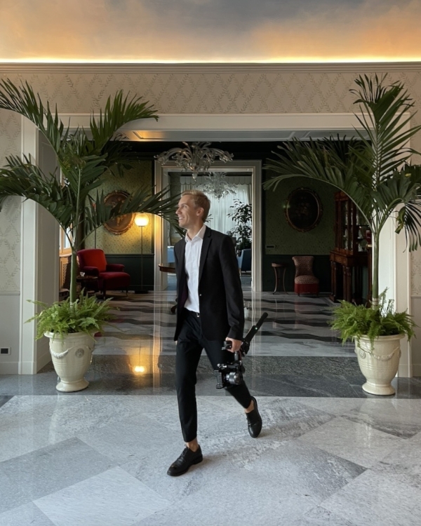 Как раскрепоститься перед камерой: советы видеографа Романа