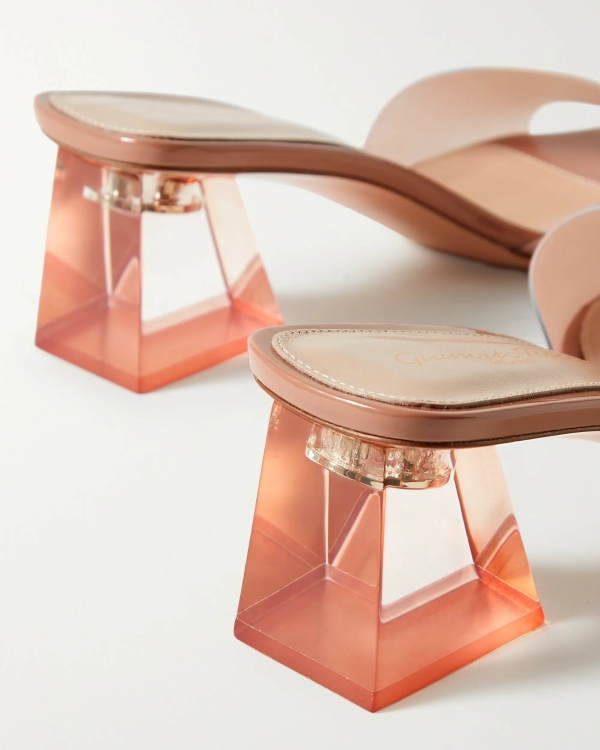 Акцентный каблук в образе невесты: с чем