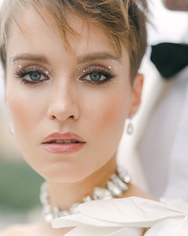 Стразы в свадебном макияже: мнение профессионалов