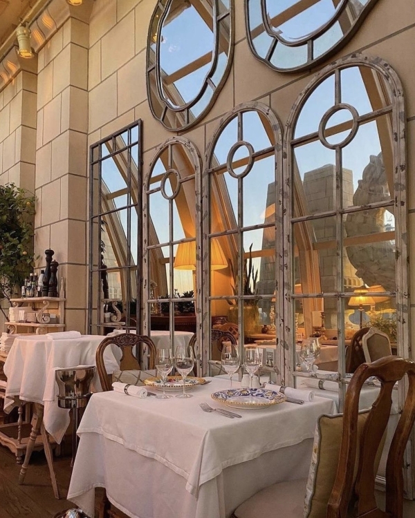 10 отелей в Москве для Дня святого