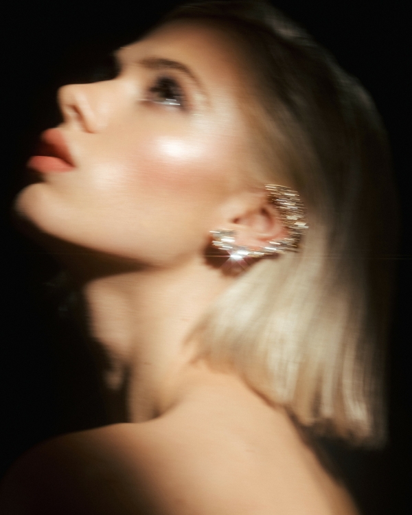 Стразы в свадебном макияже: мнение профессионалов