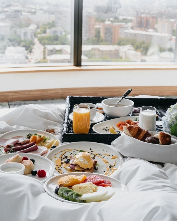 10 отелей в Москве для Дня святого