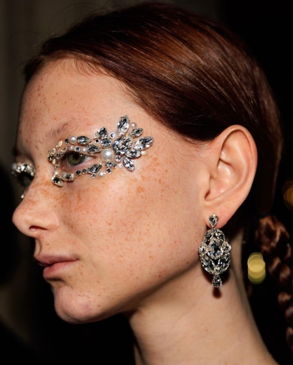 Стразы в свадебном макияже: мнение профессионалов