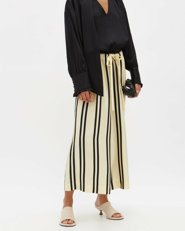 Акцентный каблук в образе невесты: с чем