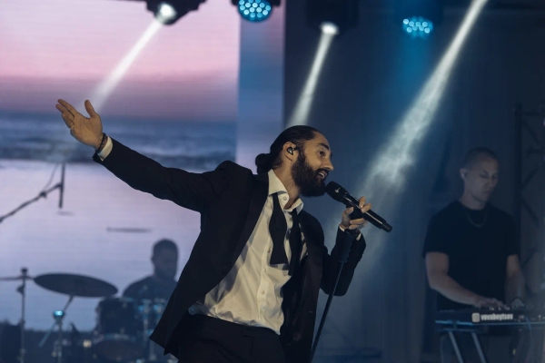 Дуновение ветра, мелодия набегающей волны и запах