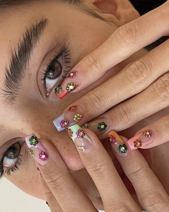 20 цветочных идей маникюра на весну