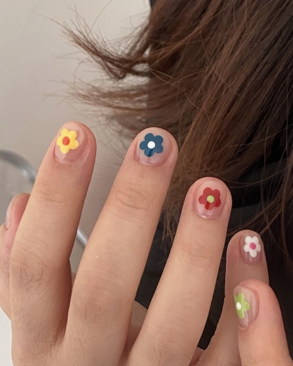 20 цветочных идей маникюра на весну
