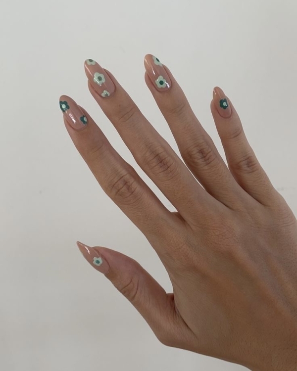 20 цветочных идей маникюра на весну