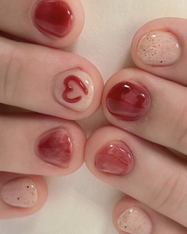 Нарисуй любовь: 20 идей маникюра к 14