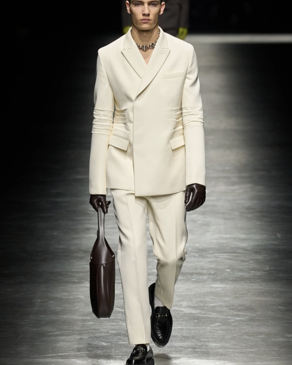 Как выбрать актуальный мужской образ на мероприятие?