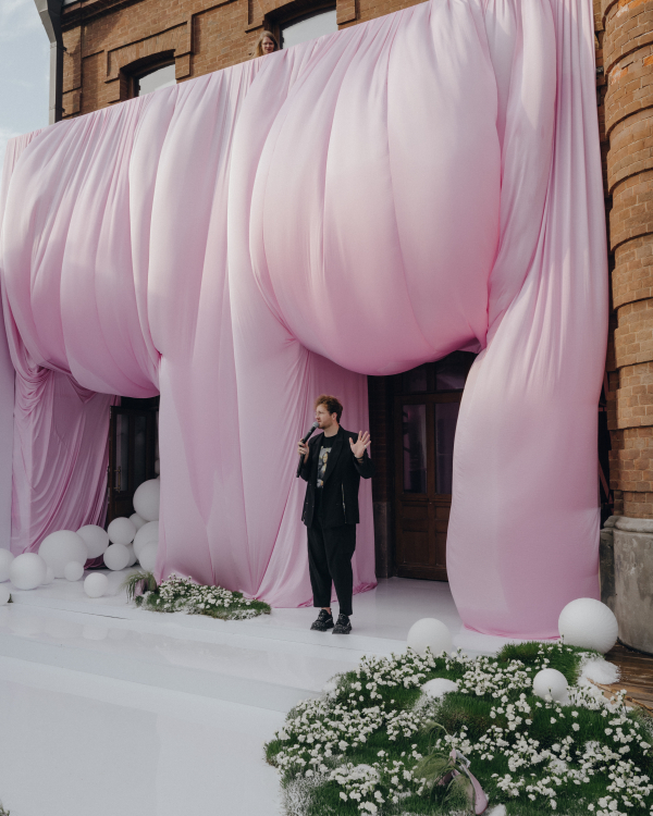 Ведущие Владислав Сапунов