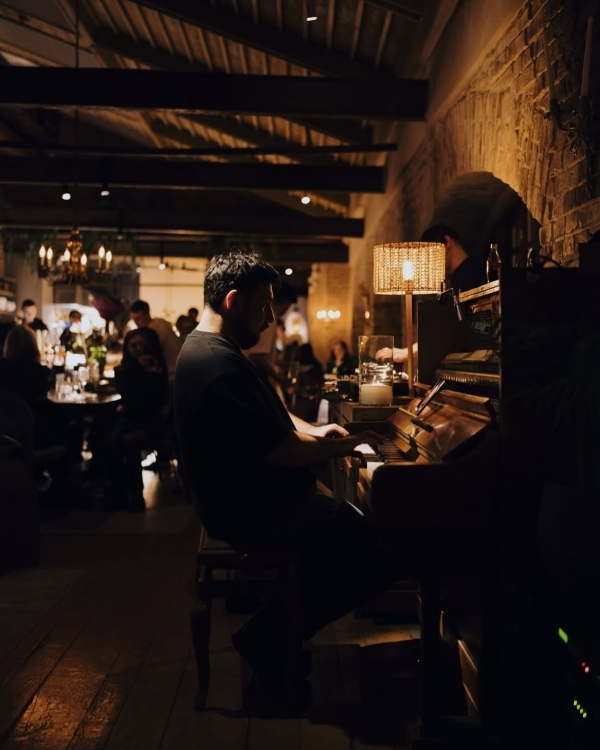 Репетиция весны в ботаническом саду, «Любовь в