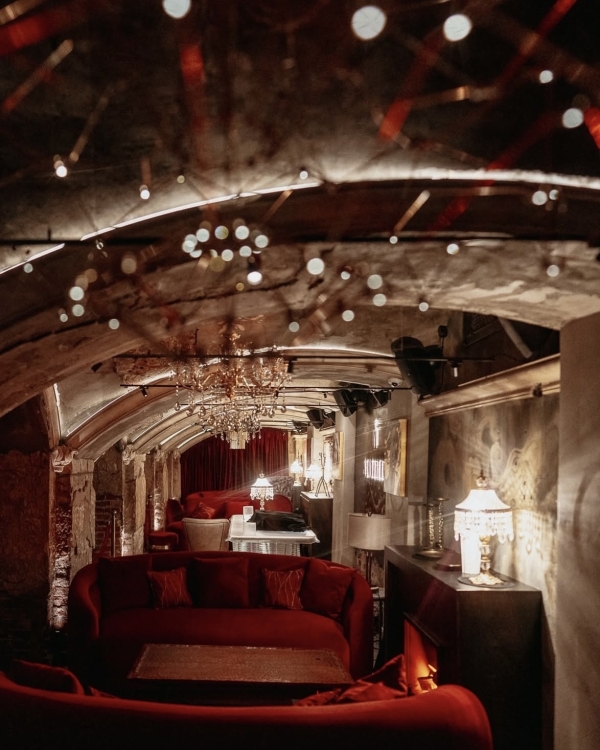 Футуристичный бильярд в Billie, «Застолье с искусством»