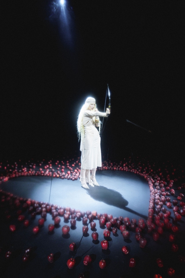 Современная Ева в саду наслаждений — дерзкая идея