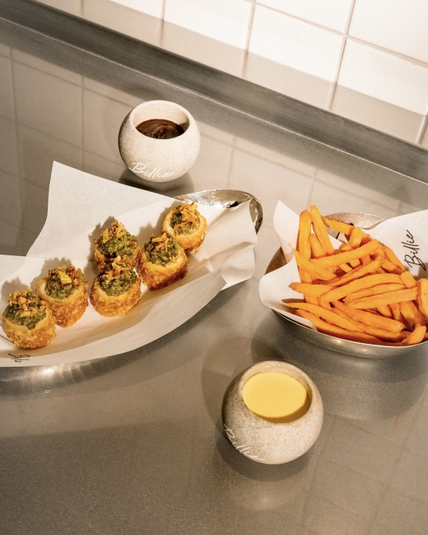 Футуристичный бильярд в Billie, «Застолье с искусством»