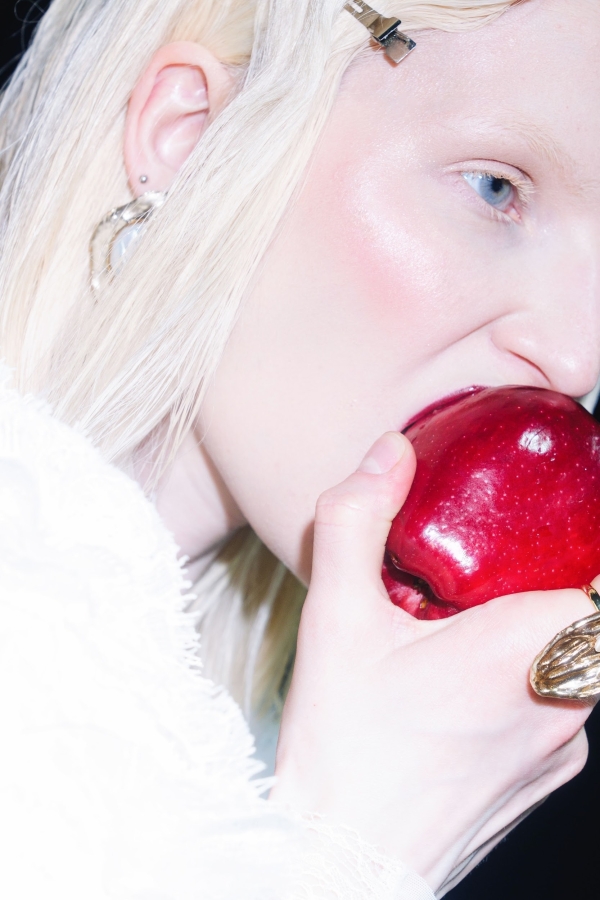 Современная Ева в саду наслаждений — дерзкая идея