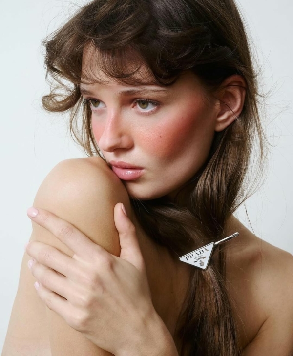 Выбираем актуальную прическу невесты 2025: объем 90-х,