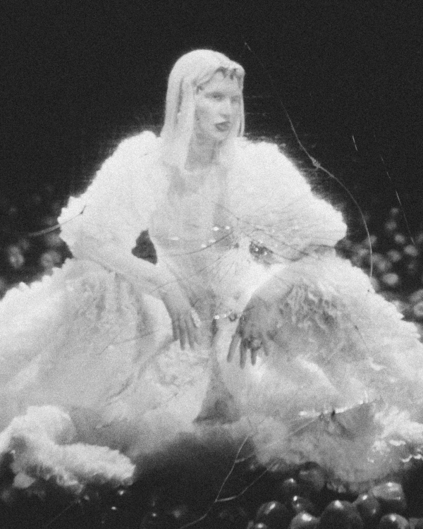 Современная Ева в саду наслаждений — дерзкая идея