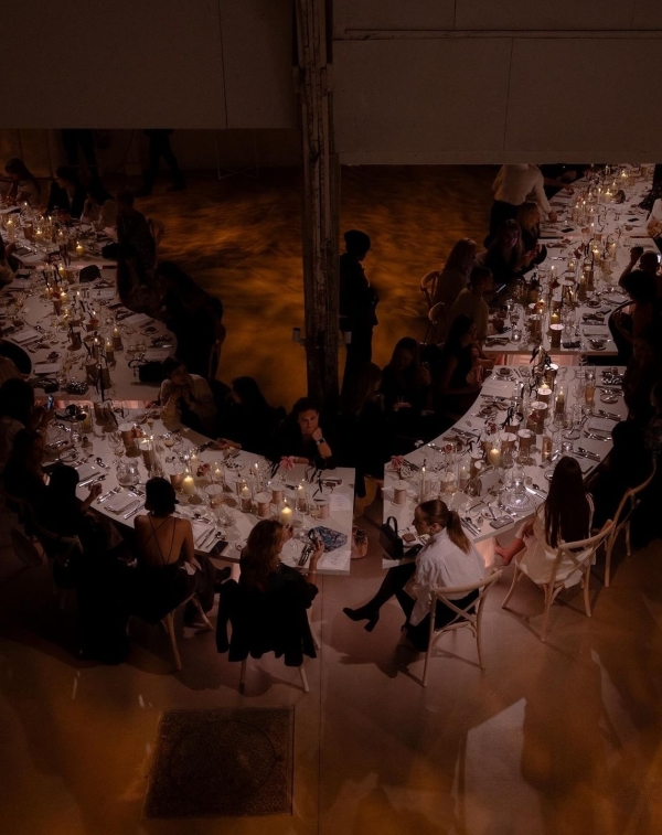 5 креативных студий, которые делают сет-дизайн ужинов