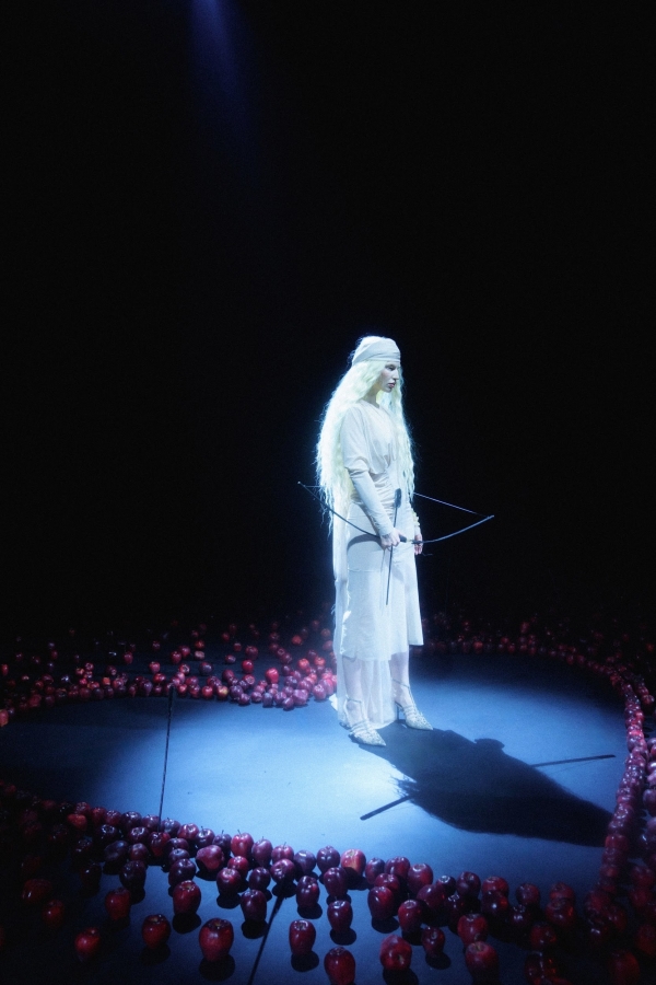 Современная Ева в саду наслаждений — дерзкая идея