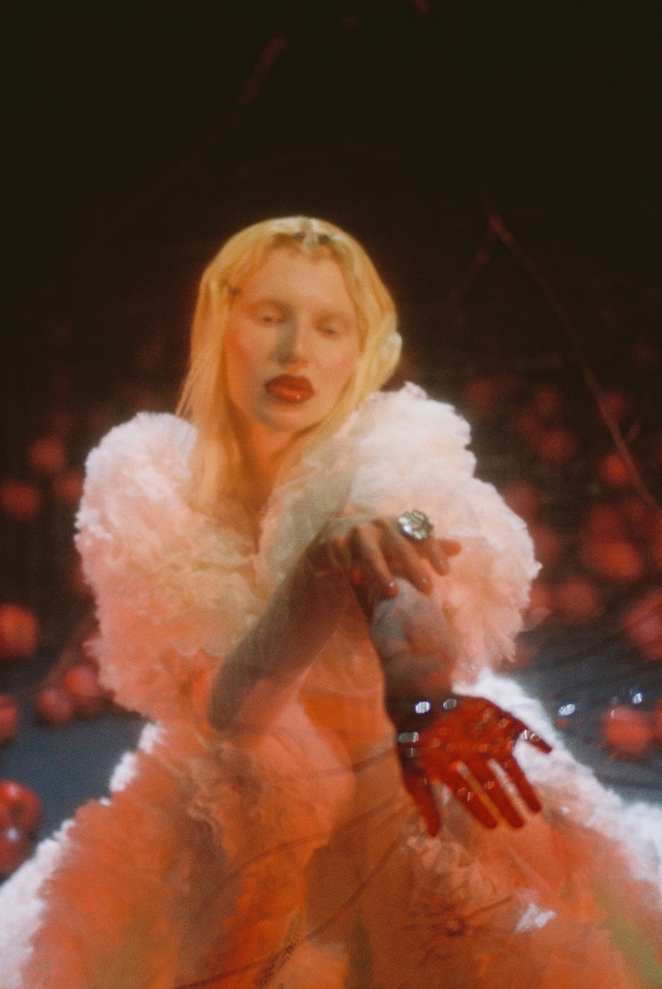 Современная Ева в саду наслаждений — дерзкая идея