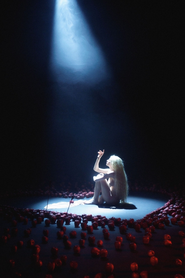 Современная Ева в саду наслаждений — дерзкая идея