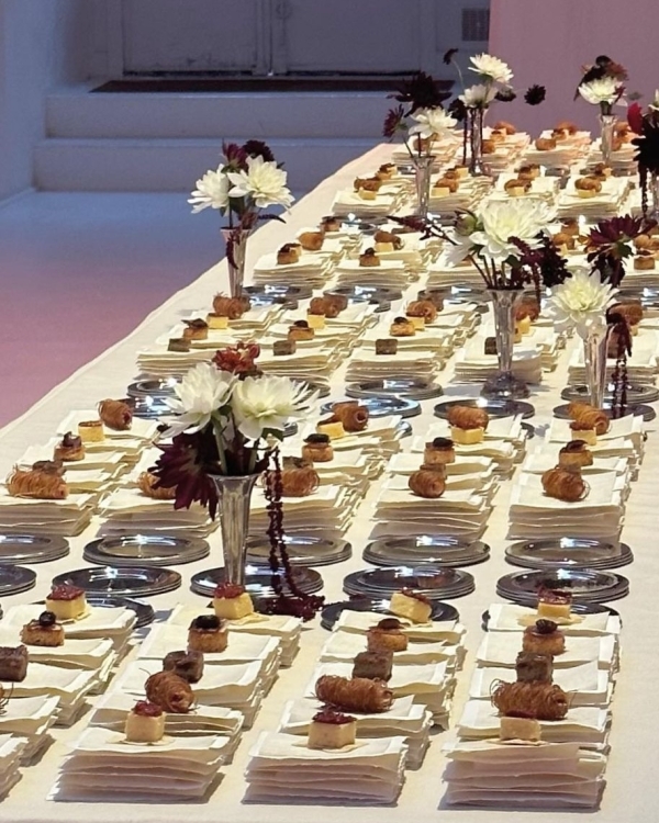 5 креативных студий, которые делают сет-дизайн ужинов