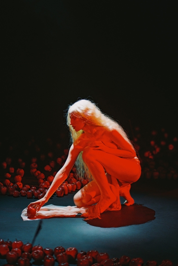 Современная Ева в саду наслаждений — дерзкая идея