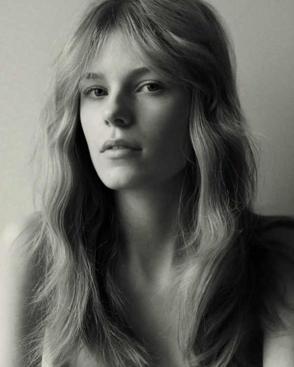 Свадебные прически на длинные волосы в 2025