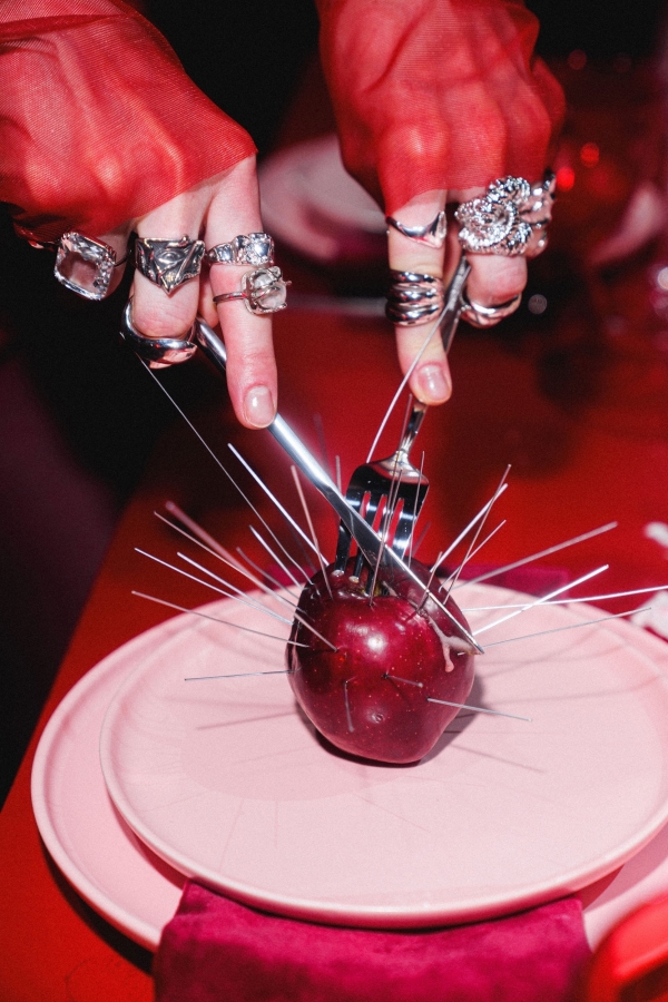 Современная Ева в саду наслаждений — дерзкая идея