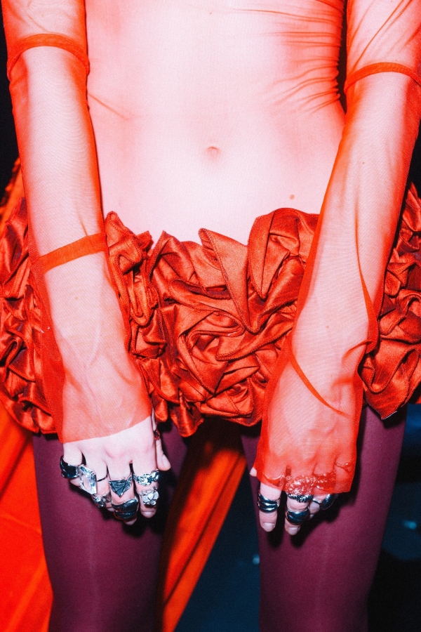 Современная Ева в саду наслаждений — дерзкая идея