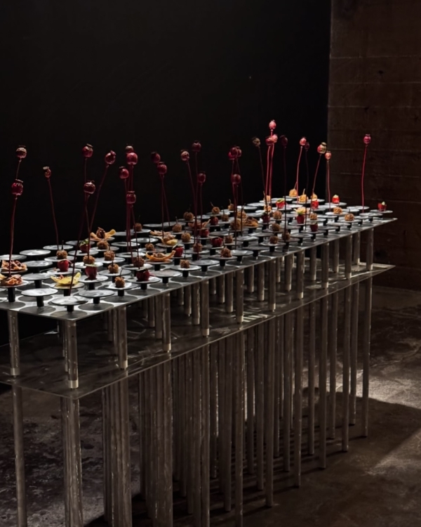 5 креативных студий, которые делают сет-дизайн ужинов