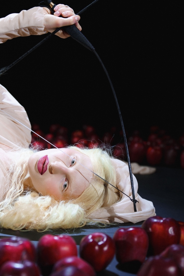 Современная Ева в саду наслаждений — дерзкая идея