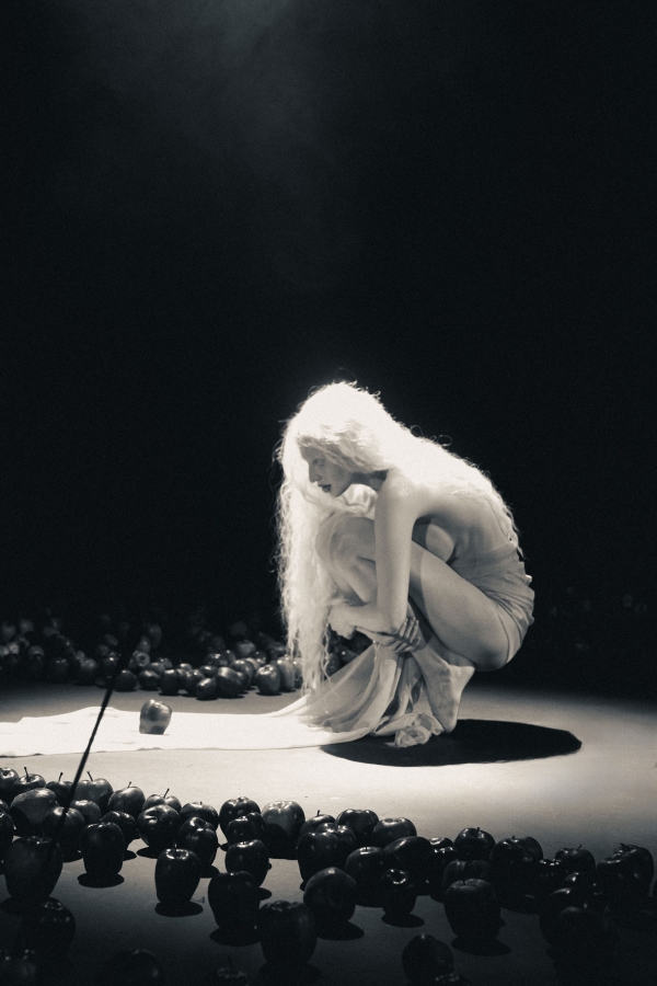 Современная Ева в саду наслаждений — дерзкая идея