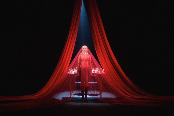 Современная Ева в саду наслаждений — дерзкая идея