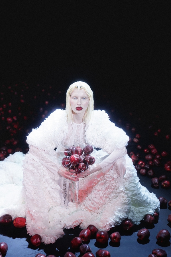 Современная Ева в саду наслаждений — дерзкая идея