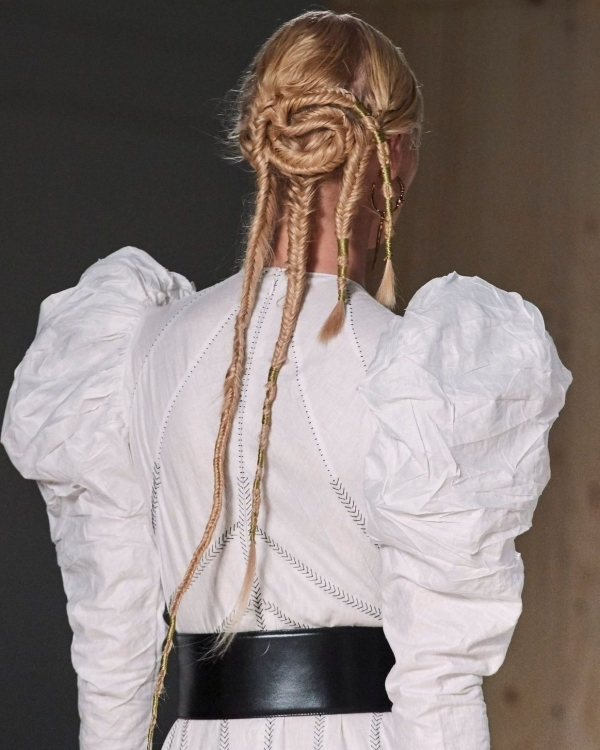 Свадебные прически на длинные волосы в 2025