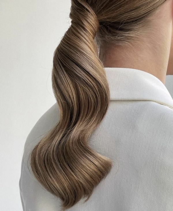 Выбираем актуальную прическу невесты 2025: объем 90-х,