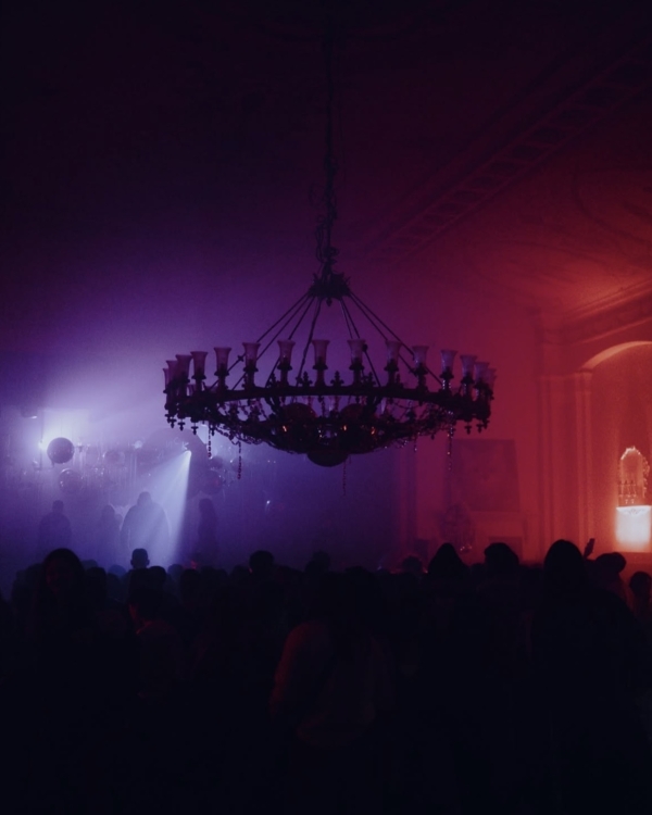 Футуристичный бильярд в Billie, «Застолье с искусством»