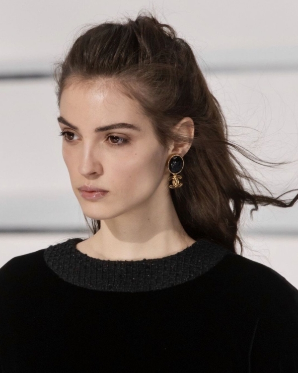 Свадебные прически на длинные волосы в 2025