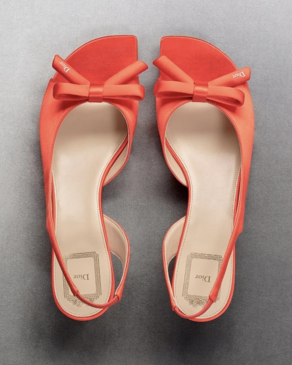 Что подарить девушке на 14 февраля?