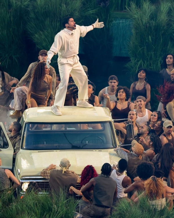 Bad Bunny поженил пару в прямом эфире