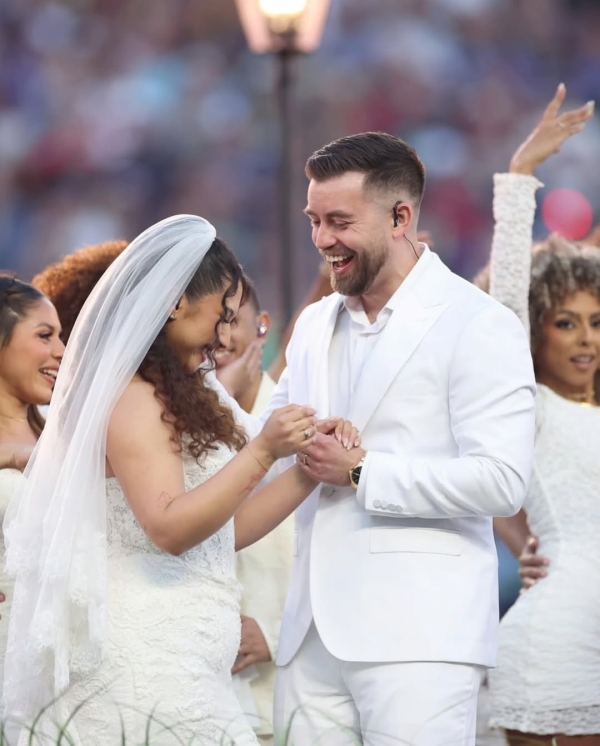 Bad Bunny поженил пару в прямом эфире