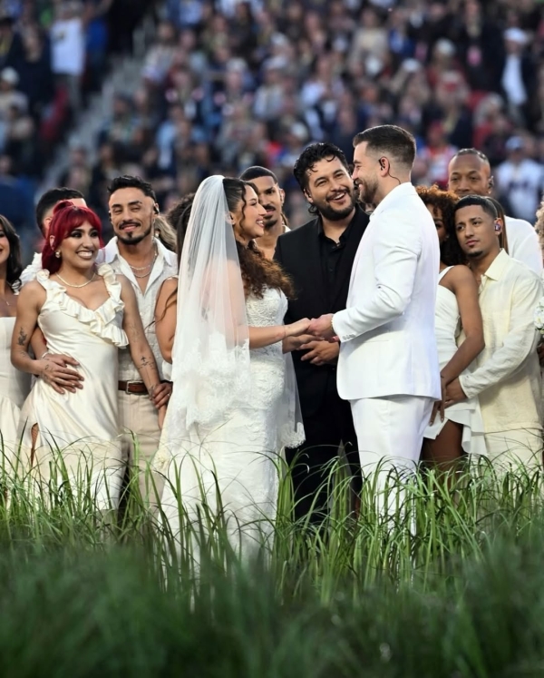 Bad Bunny поженил пару в прямом эфире