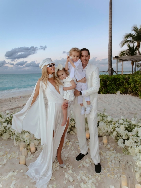 Пэрис Хилтон и Картер Реум обновили клятвы