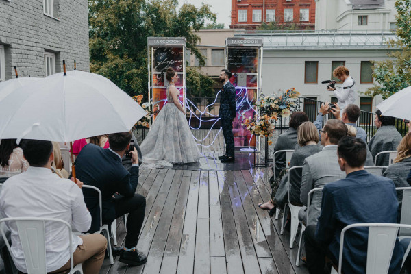 Свадебная вечеринка в лучах разноцветного неона