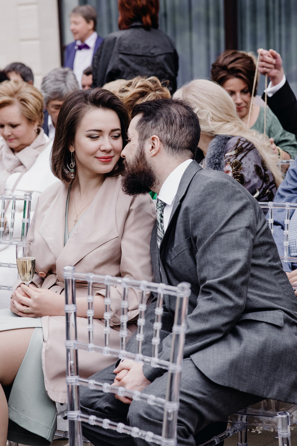 Классическая свадьба, утопающая в пудровых цветах