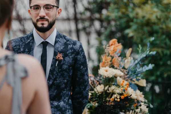 Свадебная вечеринка в лучах разноцветного неона