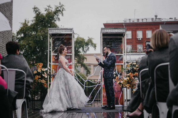 Свадебная вечеринка в лучах разноцветного неона