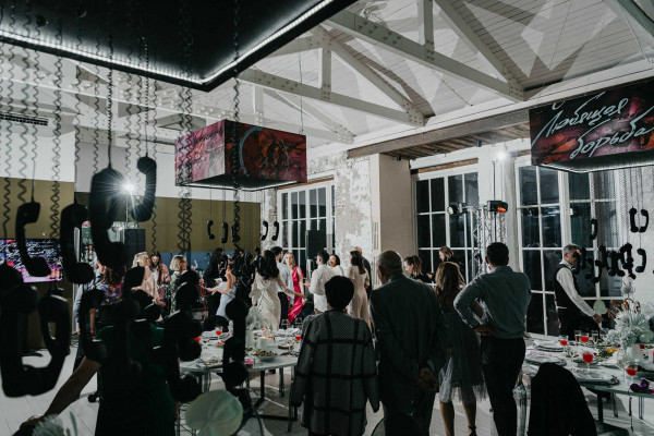 Свадебная вечеринка в лучах разноцветного неона